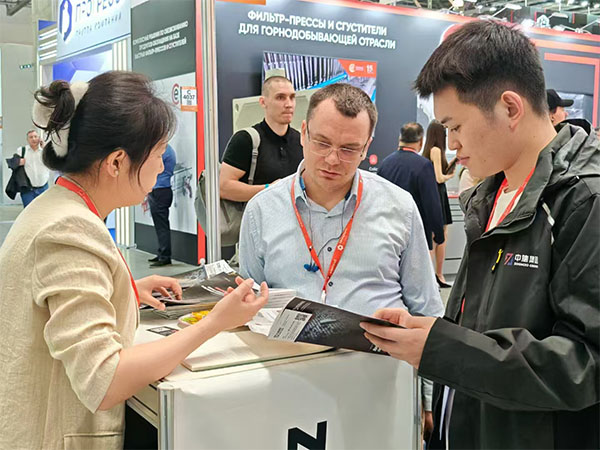 展會(huì)現(xiàn)場(chǎng).jpg 展會(huì)現(xiàn)場(chǎng).jpg